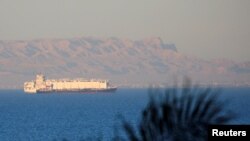 Kontejnerski brodovi plove preko Sueckog zaliva prema Crvenom moru pre ulaska u Suecki kanal, u El Ain El Sokhni u Suecu.