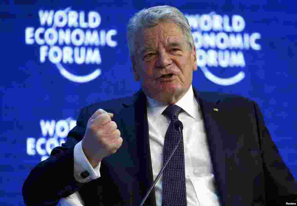 Канцлер Германии Ангела Меркель, как отмечают СМИ, пропускает Давос второй раз за последние годы. В 2014-м ей помешала спортивная травма, в нынешнем году - сложная внутриполитическая обстановка в ФРГ. Страну в Швейцарии представляет федеральный президент Йоахим Гаук. 