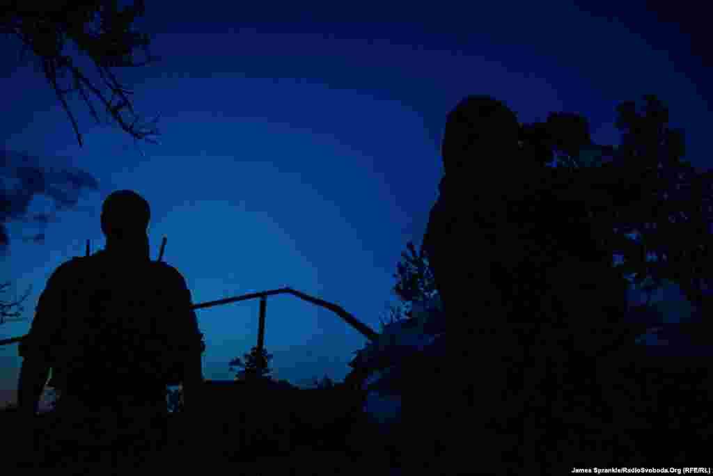 Бійці з позивними &laquo;Іспанець&raquo; та &laquo;Казанова&raquo; стежать за лінією фронту