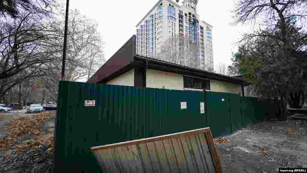 В парковой зоне возвели и это строение, которое, вероятно, является пристройкой к «Триумфу»