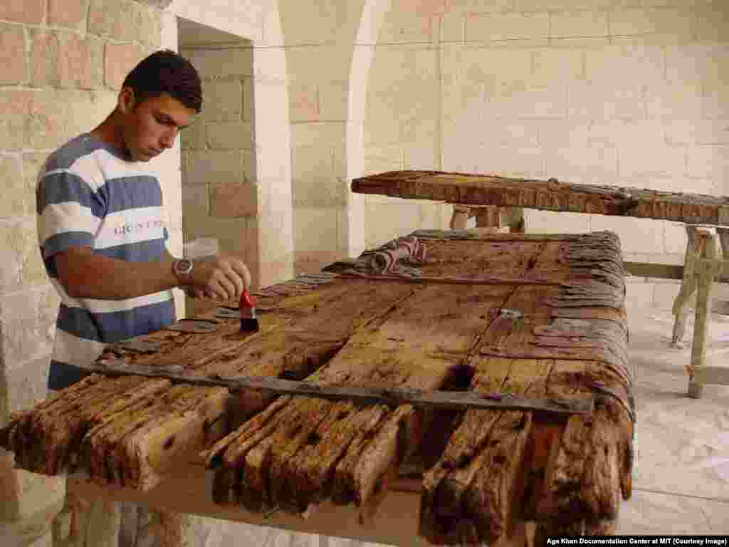 Na fotografiji: mladi sirijski restaurator pokušava očuvati izgled starih vrata, 2004.