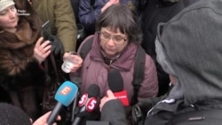 В Киеве женщину, пришедшую голосовать на российских выборах, не пустили в посольство (видео) В Киеве женщину, пришедшую голосовать на российских выборах, не пустили в посольство (видео)