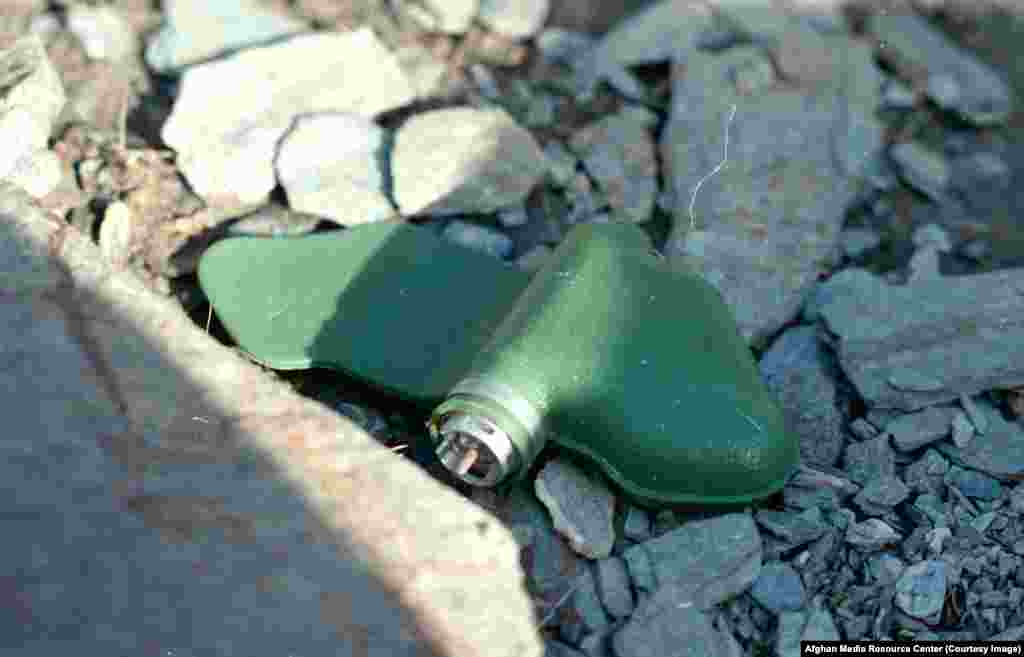 Mina “leptirica” položena, čeka žrtvu. Milioni naprava veličine mobilnog telefona ispušteni su širom Afganistana iz sovjetskih aviona. Mine obojene u zelenoj boji je bilo lako uočiti i izbjeći u borbama ali nastradala su najviše radoznala djeca.