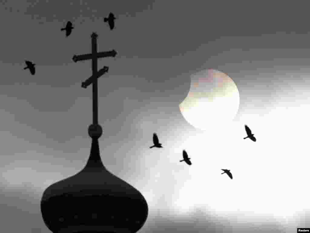 Bjelorusija - Djelimično pomračenje Sunca u gradu Volozhinu, oko 70 km zapadno od Minska, 04.01.2011. Foto: Reuters / Vasily Fedosenko