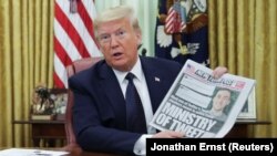 Predsednik SAD pre potpisivanja izvršne naredbe o društvenim mrežama sa naslovnom stranomNew York Posta, 28. maj 2020.