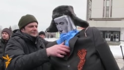 Ukrainian Protesters Burn Effigy Of Putin Ukrainian Protesters Burn Effigy Of Putin