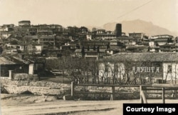 Стара Алушта. Десь нагорі зліва був дім родини Ільяса Ешрефа