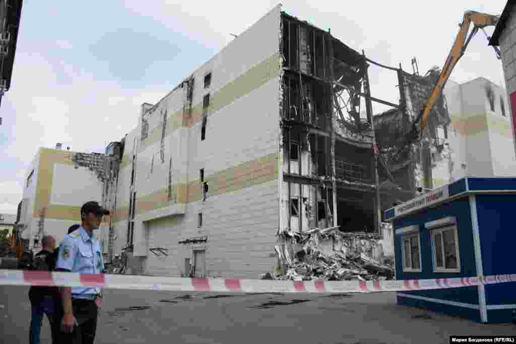 Машину доставили в Кемерово накануне на автопогрузчике, больше суток ее собирали. За два месяца с помощью "Разрушителя" специалисты должны демонтировать все шесть зданий, входящих в комплекс: торговую площадь, бани, котельную, автомойку.   