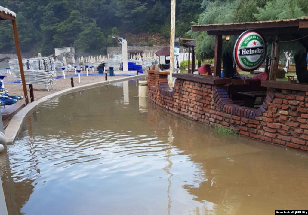 Kanalizacija se izlila na dio bečićkog šetališta i plaže. Naloženo je vanredno ispitivanje kvalitetne morske vode na tom dijelu rivijere. 