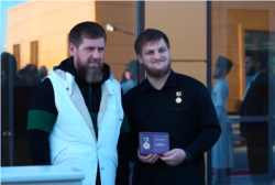 Рамзан Кадиров із сином Ахматов Кадировим під час вручення останньому звання «почесного жителя Грозного»