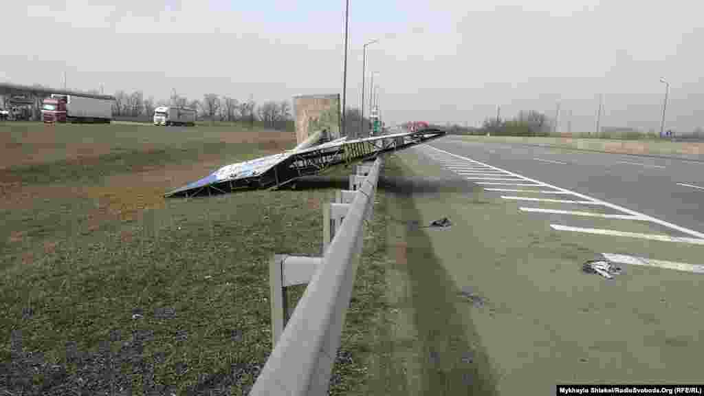 ДСНС Одещини поки що офіційно не публікувало коментарів про наслідки негоди, але застерегло містян від перебування на вулиці, порадивши не ходити під деревами, рекламними щитами чи стовпами