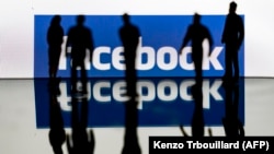 U tužbama se traži da sud naloži Fejsbuku da obavesti nadležne državne službe o svakoj budućoj akviziciji većoj od 10 miliona dolara.