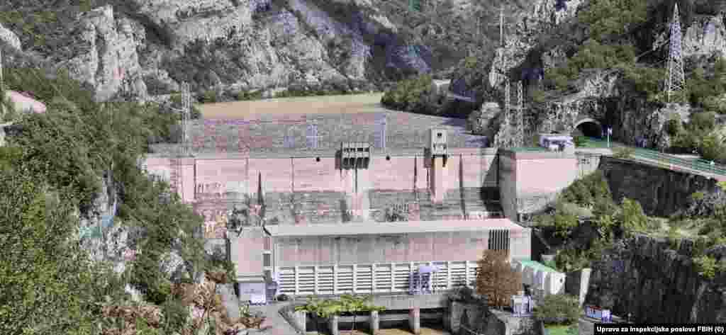 Nizvodno od Donje Jablanice, otpad koji je nanijela voda u poplavama nagomilan je na brani Hidroelektrane "Grabovica" na rijeci , 8. 10.2024.