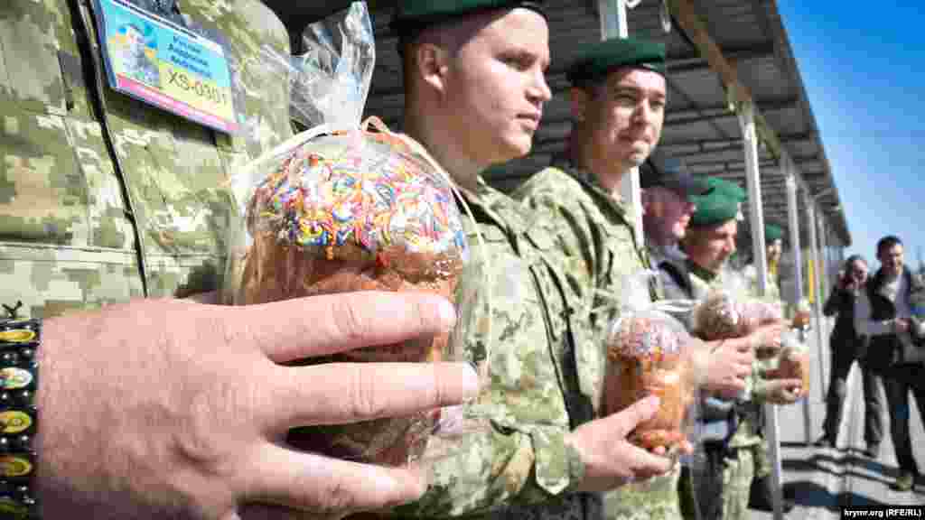 Архиепископ Климент освятил паски на контрольном пункте «Каланчак»