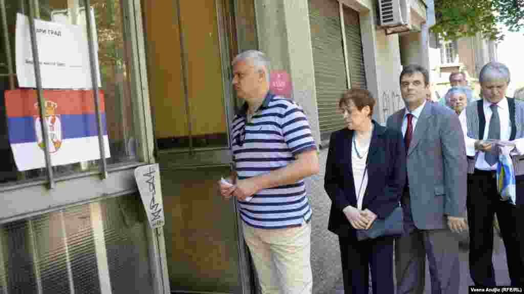Gužva na biračkim mestima u Beogradu, kandidat DSS Vojislav Koštunica čeka u redu za glasanje