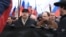 Геннадий Гудков (слева в центре) во время марша памяти Бориса Немцова в Москве, февраль 2019 года