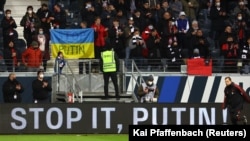 Transparenti "Zaustavite Putina" na utakmici njemačke Bundeslige 26. februara 2022.