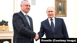 ბადრა გუნბა (მარცხნივ) და ვლადიმირ პუტინი