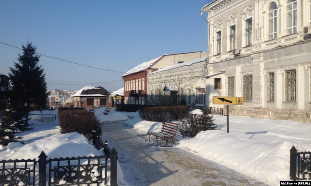 "Мы не хотим уезжать из Сызрани. Зачем? Мы хотели когда-то переехать в Украину, но потом там всё это началось, и мы уже конечно туда не поехали. А сейчас уже не хочется никуда, вроде тут живём нормально. Как в большой деревне – все друг друга знают. Если есть работа – почему бы и не жить тут," – говорят 28-летние Екатерина и Александр. 