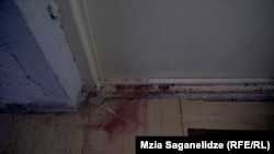 ასე გამოიყურება კესარია აბრამიძის საცხოვრებელი სახლის კარის ზღურბლი მკვლელობის შემდეგ