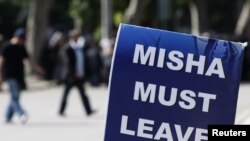 Плакати з вимогою відставки «Міші», як називають Саакашвілі, пишуть і іноземними мовами «для зовнішнього вжитку»