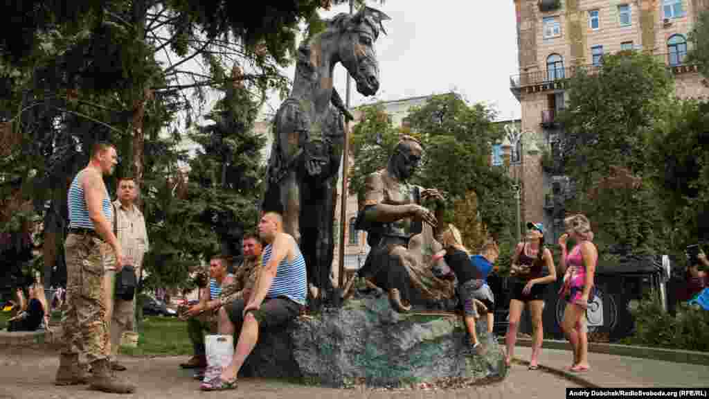 Ветерани ВДВ біля пам'ятника «Козак Мамай» на Хрещатику.  2 серпня в Україні відзначають День високомобільних десантних військ ЗСУ. Київ, 2 серпня 2016 року  