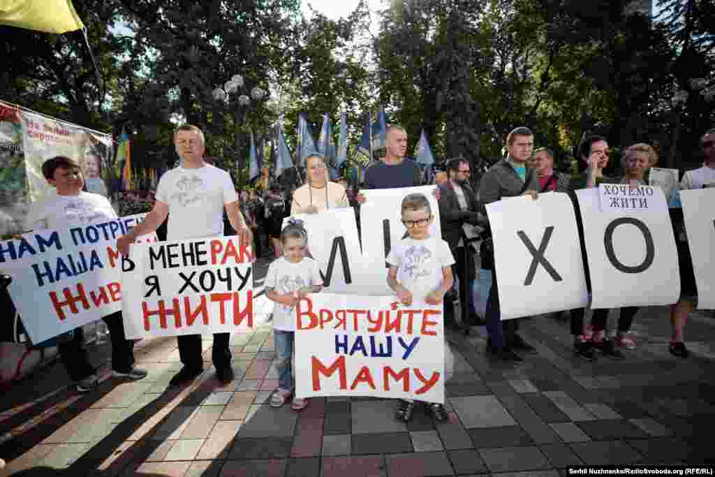 Кілька десятків активістів «Руху за трансплантологію», родичі тяжкохворих та онкохворі українці вранці 20 вересня мітингували під Верховною Радою. В руках активісти тримали плакати «Ми хочемо жити», а також палили фаєри. Учасники акції вимагали від влади державного фінансування тяжкохворих пацієнтів в рамках державної програми «Лікування за кордоном». Київ, 20 вересня 2018 року ПЕРЕГЛЯНЬТЕ ФОТОГАЛЕРЕЮ