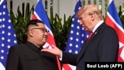 Američki predsjednik Donald Tramp (D) i sjevernokorejski lider Kim Džong Un (L)