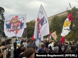 Flamuj me hartën e Kosovës dhe flamurin trengjyrësh serb me mesazhin "Jo dorëzim" në një protestë studentore në Beograd, më 11 tetor 2025.