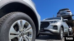 Автомобілі на автовозі, фото ілюстративне