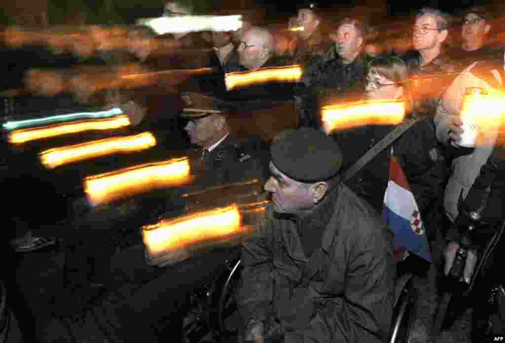 Hrvatska - Okupljeni ratni veterani u Zagrebu, u znak podrške hrvatskim generalima, 15. novembar 2012. Foto: AFP / Hrvoje Polan