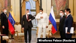 نیکلاس مادورو در دیدار با سفیر روسیه