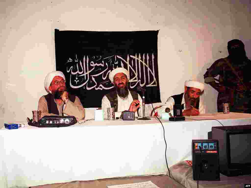 Osama bin Laden snimljen na nepoznatom mjestu u unutrašnjosti Afganistana.