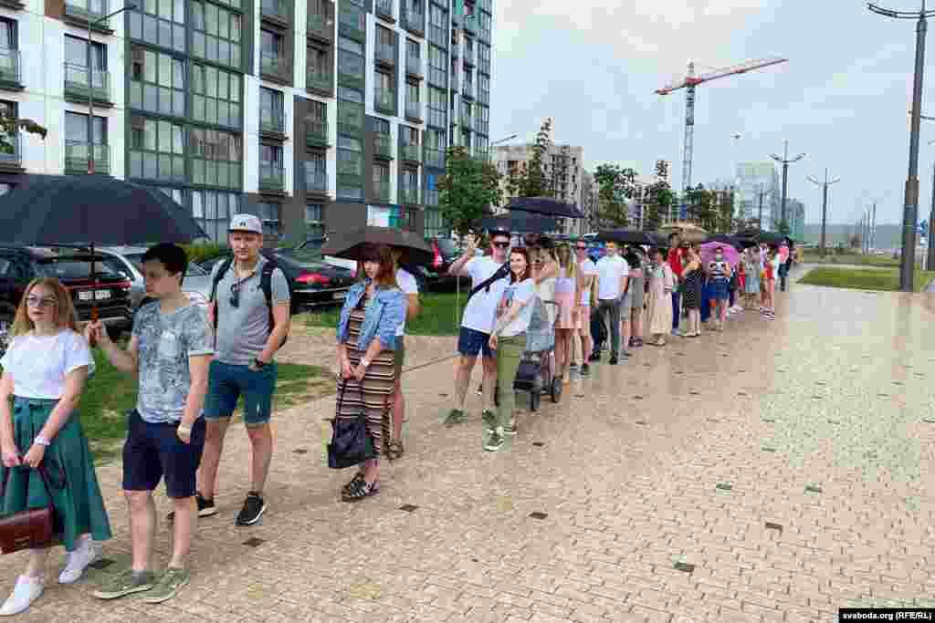 И так далеко не только в столице. Очередь перед избирательным участком в поселке Новая Боровая недалеко от Минска  