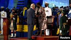 Britanski princ Čarls prima nagradu od predsednice Barbadosa Sandre Mejson tokom ceremonije predsedničke inauguracije povodom rođenja nove republike, u Bridžtaun, 30. novembra 2021.