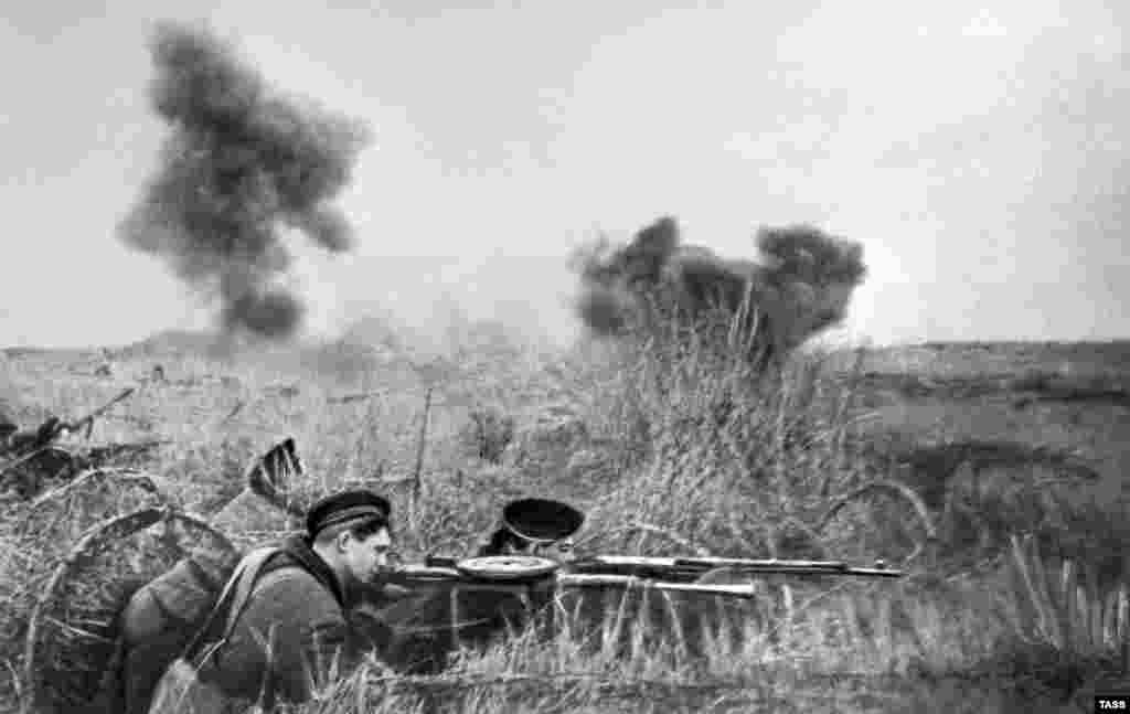 Sovjetske snage su, tokom opsade Sevastopolja, koristile sve dostupne resurse. Mornari i marinci Crnomorske flote bili su raspoređeni u pješadiju. Više od 100.000 civila u Sevastopolju je obavljalo vojnu službu, pomagalo u izgradnji utvrđenjâ ili u dopremanju zaliha. (Marinci Crvene armije "popunjavaju" defanzivne linije oko Sevastopolja, 1942.)