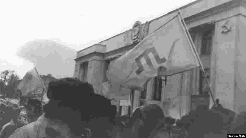Сентябрь 1991. Знамя с тамгой в центре развевается под зданием Верховной Рады Украины. Тогда активисты из Крыма требовали от депутатов восстановить государственность крымскотатарского народа и признать Меджлис как представительный орган. Впоследствии пикеты переросли в знаковую для крымских татар акцию «Киев-92»
