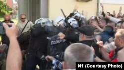 Na snimcima se vidi da je policija okupljene ispred DIF-a tukla palicama, a upotrebila je i biber sprej, Novi Sad, 28. april 2025.