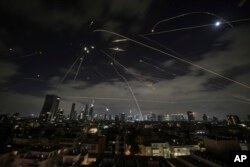 Работа системы ПВО Израиля, пытающейся сбить иранские ракеты