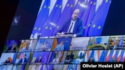 Predsjednik Evropskog vijeća  Charles Michel u razgovoru sa EU liderima tokom samita 19. avgusta 2020.