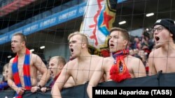 Болельщики ЦСКА на матче чемпионата России по футболу