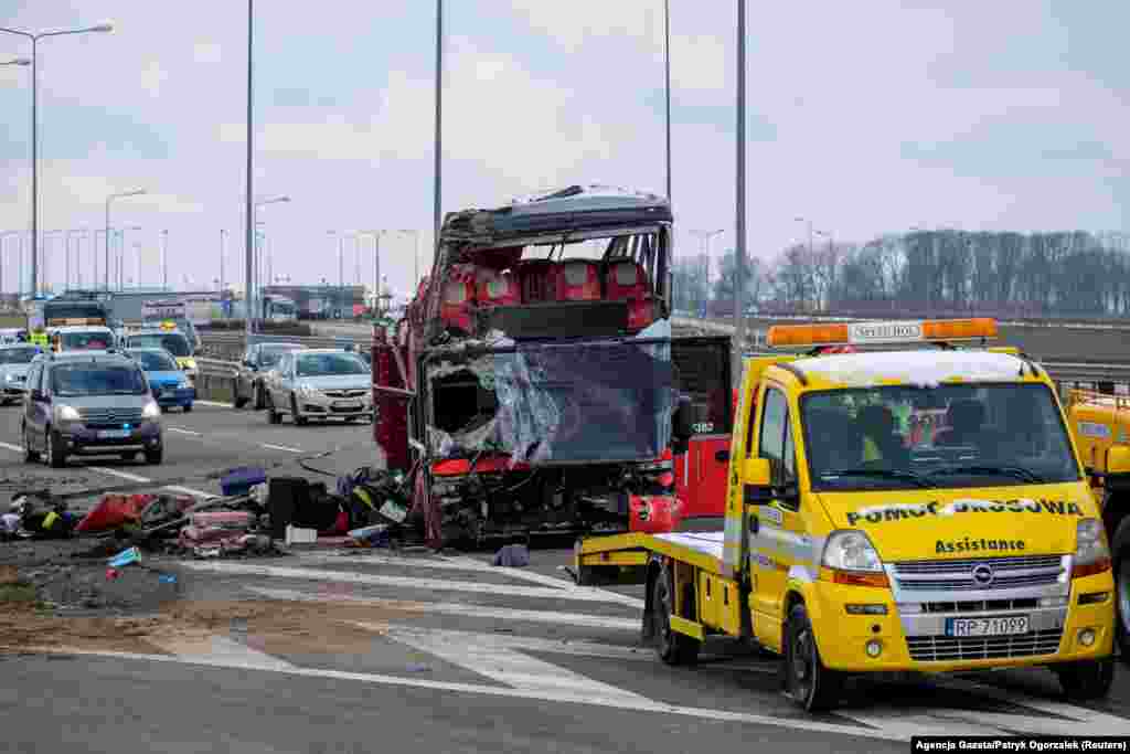 За даними поліції, в автобусі було 57 людей, у тому числі двоє водіїв, усі вони є громадянами України. Транспортний засіб зніс обмежувальний бар’єр і частково з’їхав вниз із насипу автотраси