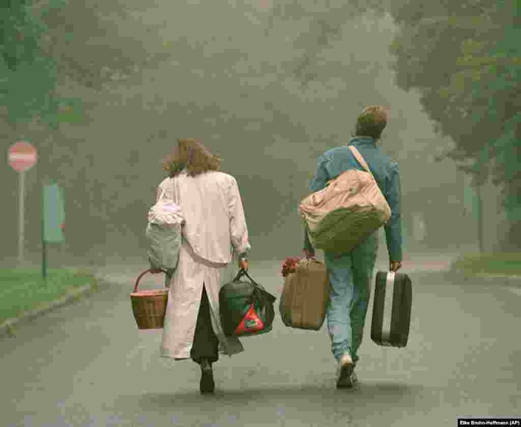 Par iz Istočne Njemačke šeta u blizini izbegličkog kampa Csilleberc kod Budimpešte, 4. septembar. Više od hiljadu državljana Istočne Njemačke bilo je smješteno u kampu dok su čekali na ulazak u Zapadnu Njemačku.