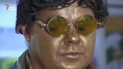 Міми та фокусники піднімають настрій перехожим у Харкові (відео)