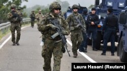Pripadnici mirovnih snaga KFOR-a patroliraju područjem u blizini graničnog prelaza između Kosova i Srbije na Jarinju, Kosovo, 2. oktobar 2021.