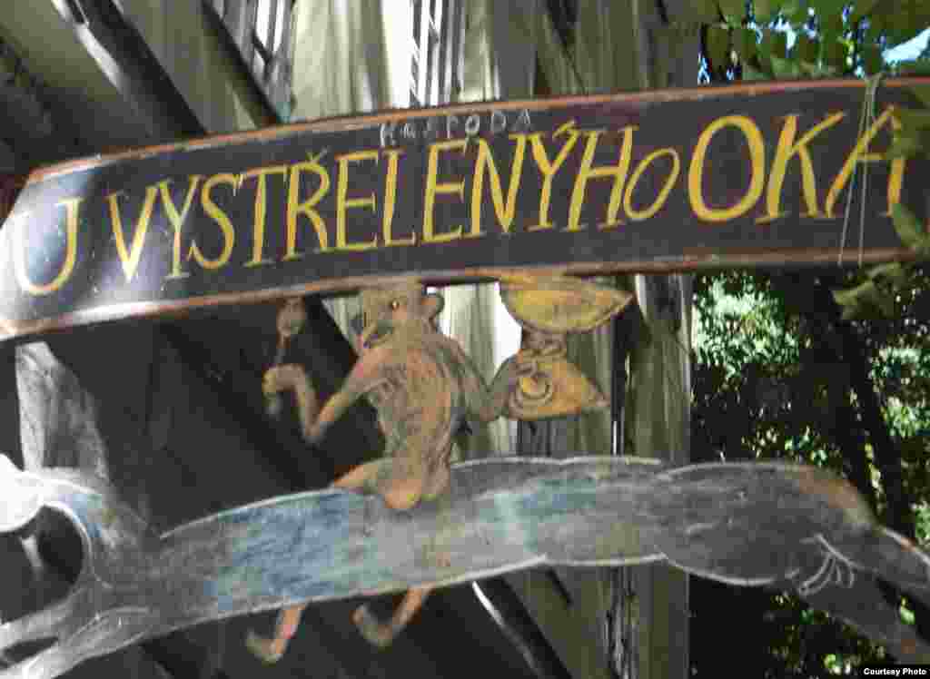 Культовый пункт сбора жижковских выпивох - пивная "У выбитого глаза" прямо под Витковским холмом. Как известно, Ян Жижка последовательно потерял оба глаза: считается, что левый ему выбили в детстве, а правый - при осаде замка Раби за пару лет до смерти.