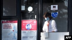 Ispred Infektivne bolnice u Podgorici