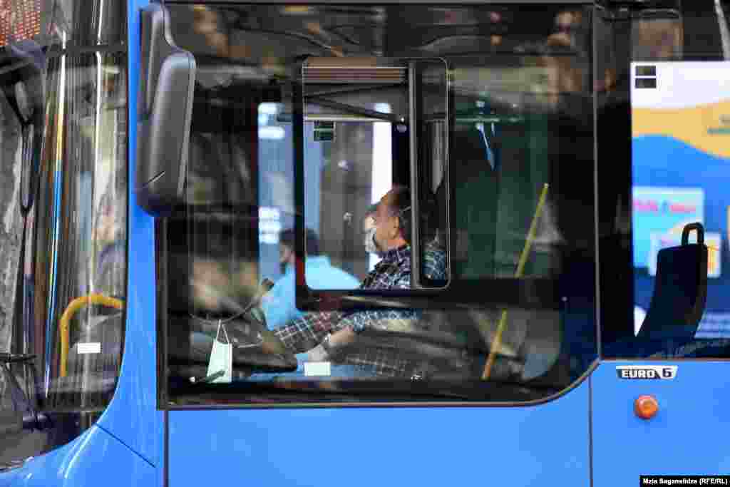 ზოგი დისკომფორტის გამო პირბადეს არასწორადაც იყენებს. 