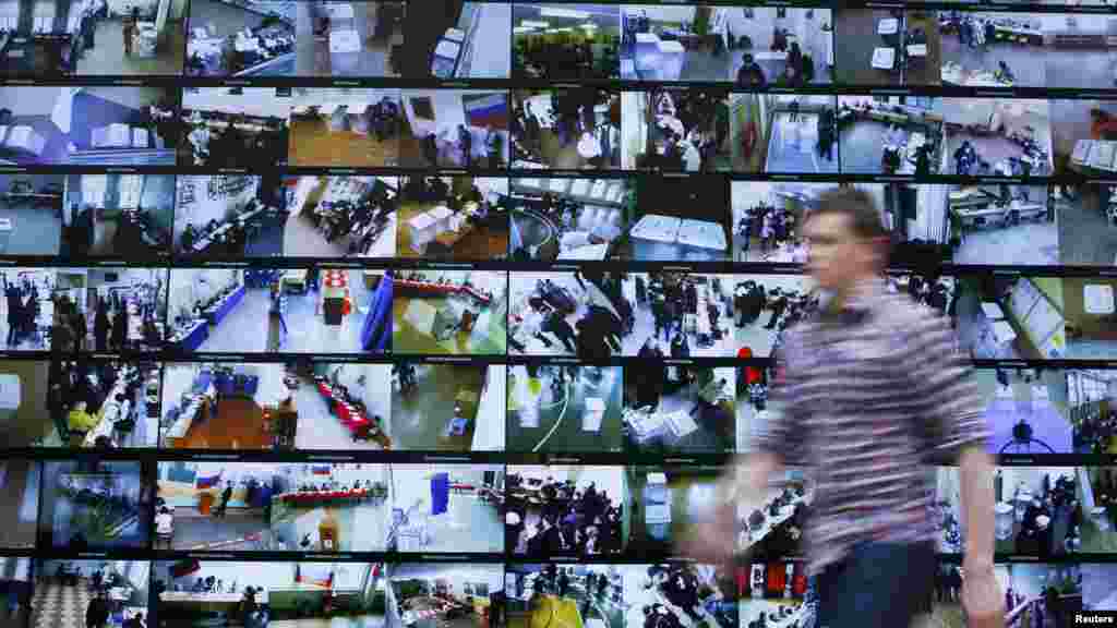 Prolaznik i ekrani sa živim prenosom sa birališta. Regularnost glasačkog procesa nadgleda se uz pomoć veb kamera koje su postavljene na svim glasačkim mestima.