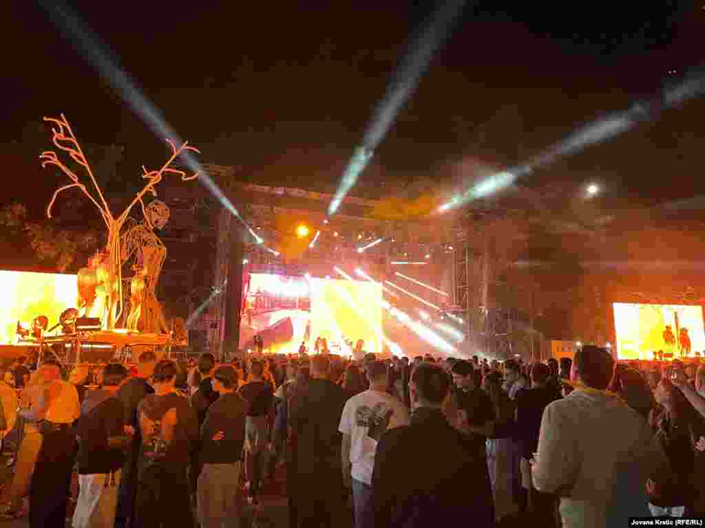 Umetnički performans "Emergency Exit" na glavnoj bini.